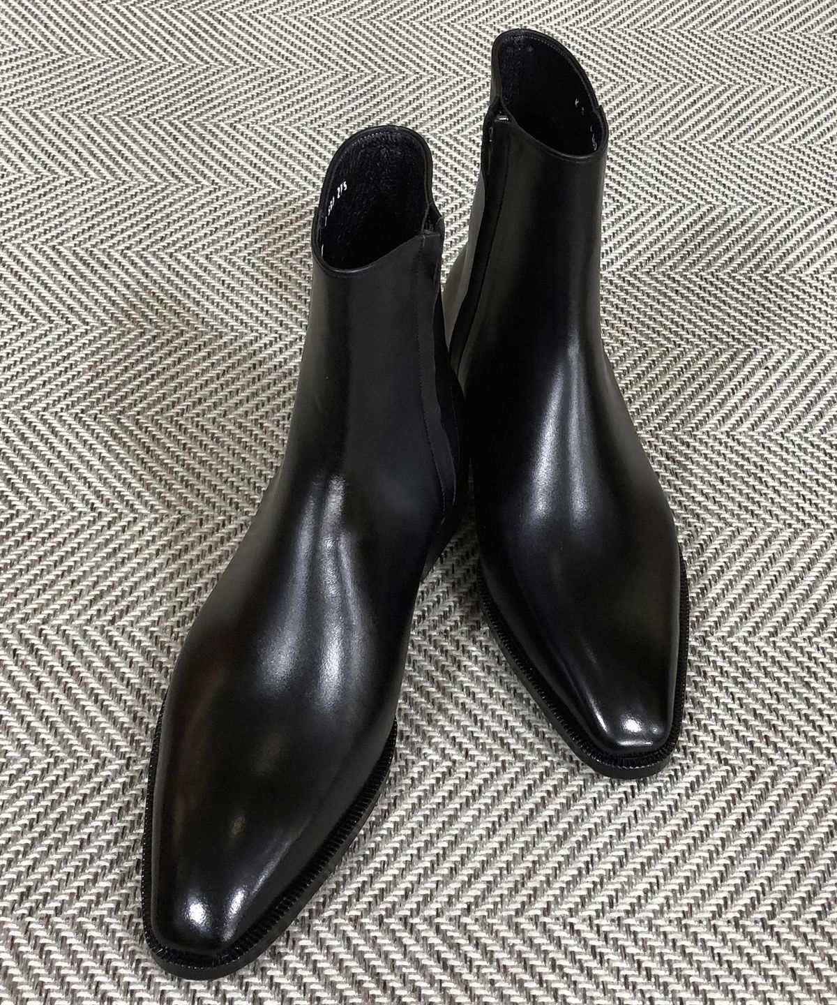 조앤슈(JOENSHOE) 클래식 느와르 사이드지퍼 부츠 블랙