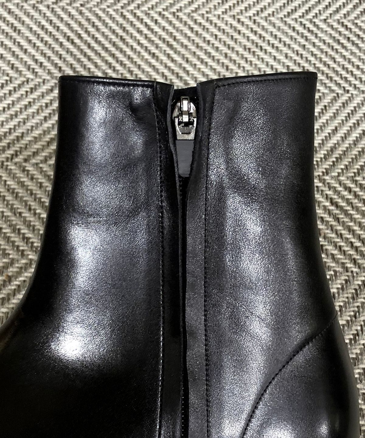 조앤슈(JOENSHOE) 클래식 느와르 사이드지퍼 부츠 블랙