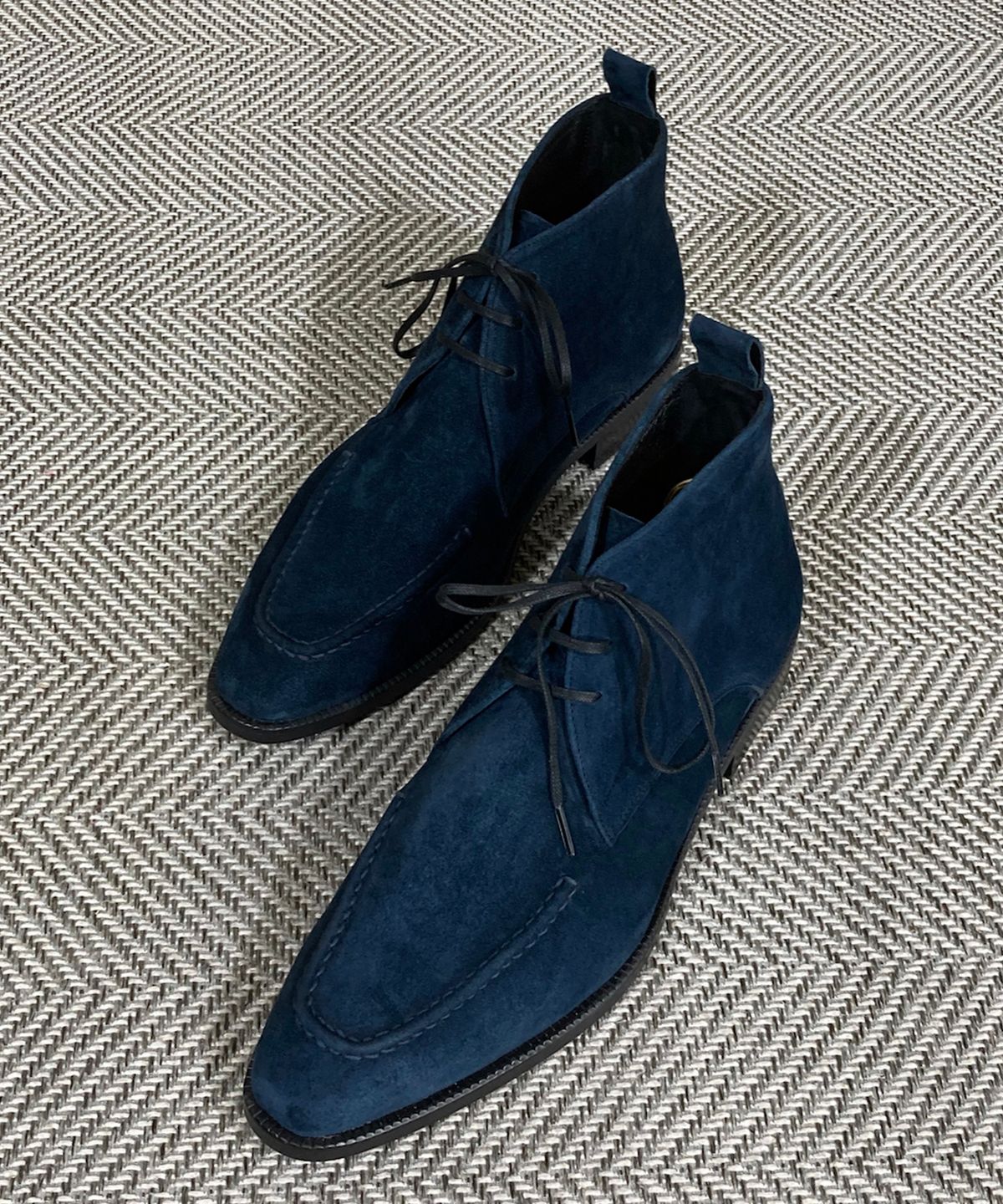 조앤슈(JOENSHOE) 홀스트 스웨이드 처카부츠 다크네이비