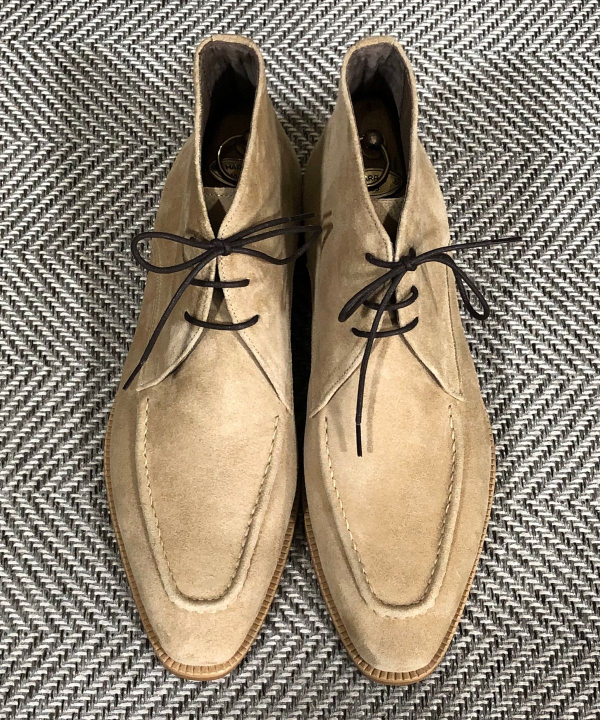 조앤슈(JOENSHOE) 홀스트 스웨이드 처카부츠 베이지