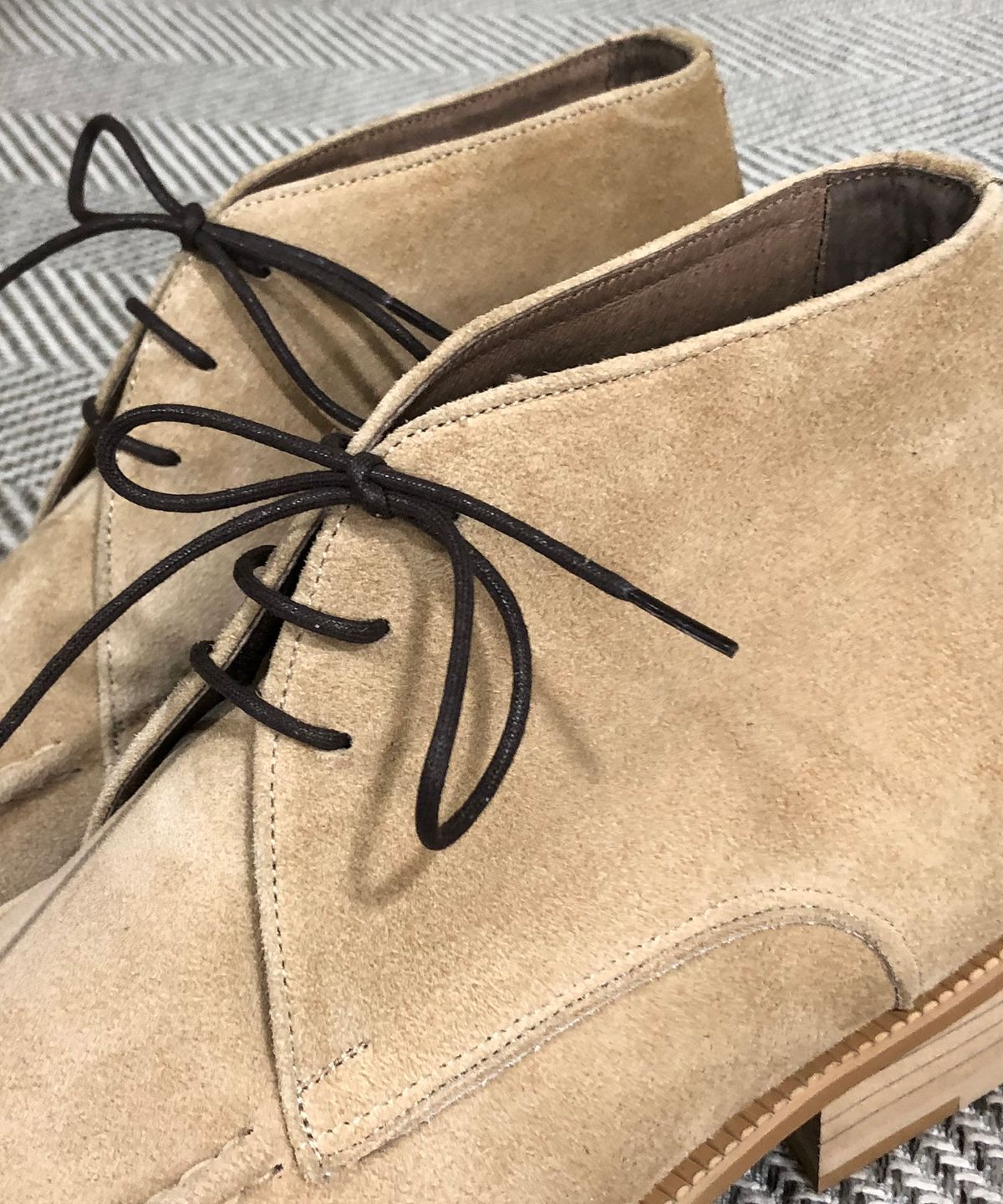 조앤슈(JOENSHOE) 홀스트 스웨이드 처카부츠 베이지
