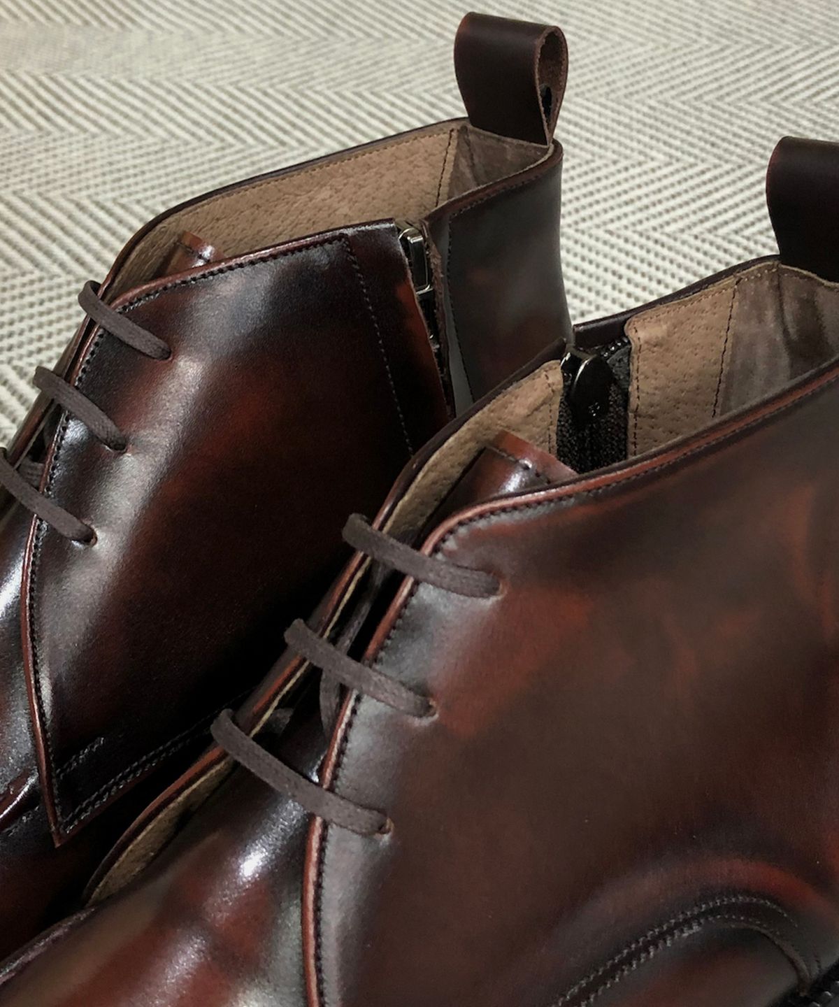 조앤슈(JOENSHOE) 홀스트 사이드지퍼 처카부츠 레드브라운