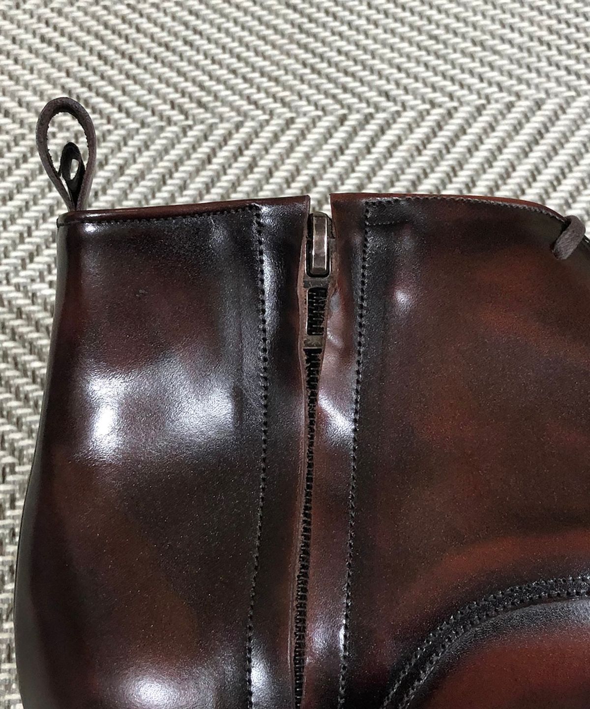조앤슈(JOENSHOE) 홀스트 사이드지퍼 처카부츠 레드브라운