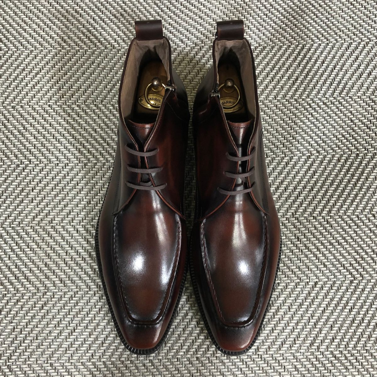 조앤슈(JOENSHOE) 홀스트 사이드지퍼 처카부츠 레드브라운
