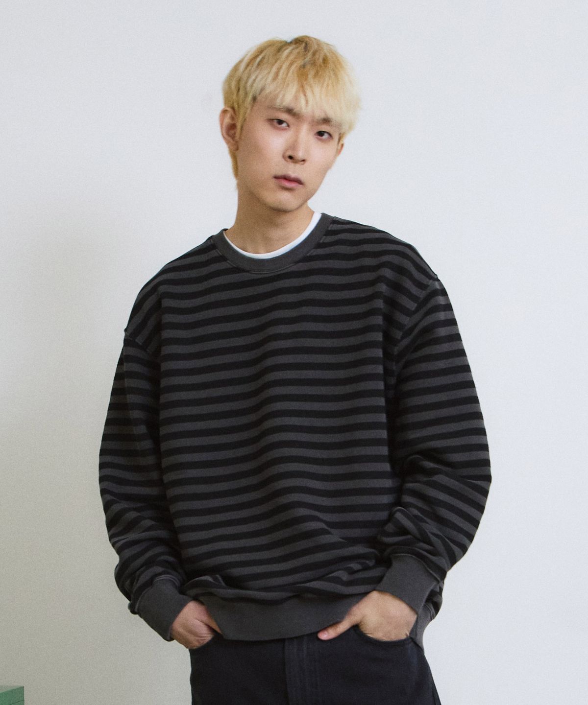 에이던엠(ADERNM) PIGMENT DYED STRIPE LINE SWEATSHIRT (CHARCOAL)