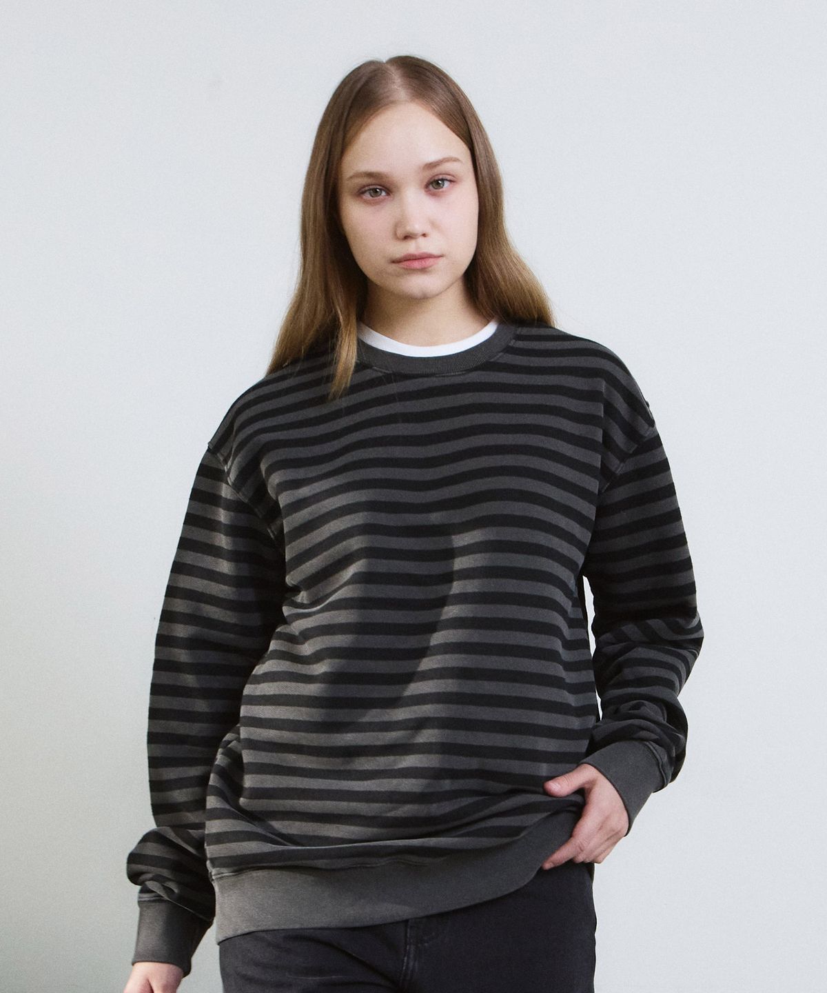 에이던엠(ADERNM) PIGMENT DYED STRIPE LINE SWEATSHIRT (CHARCOAL)