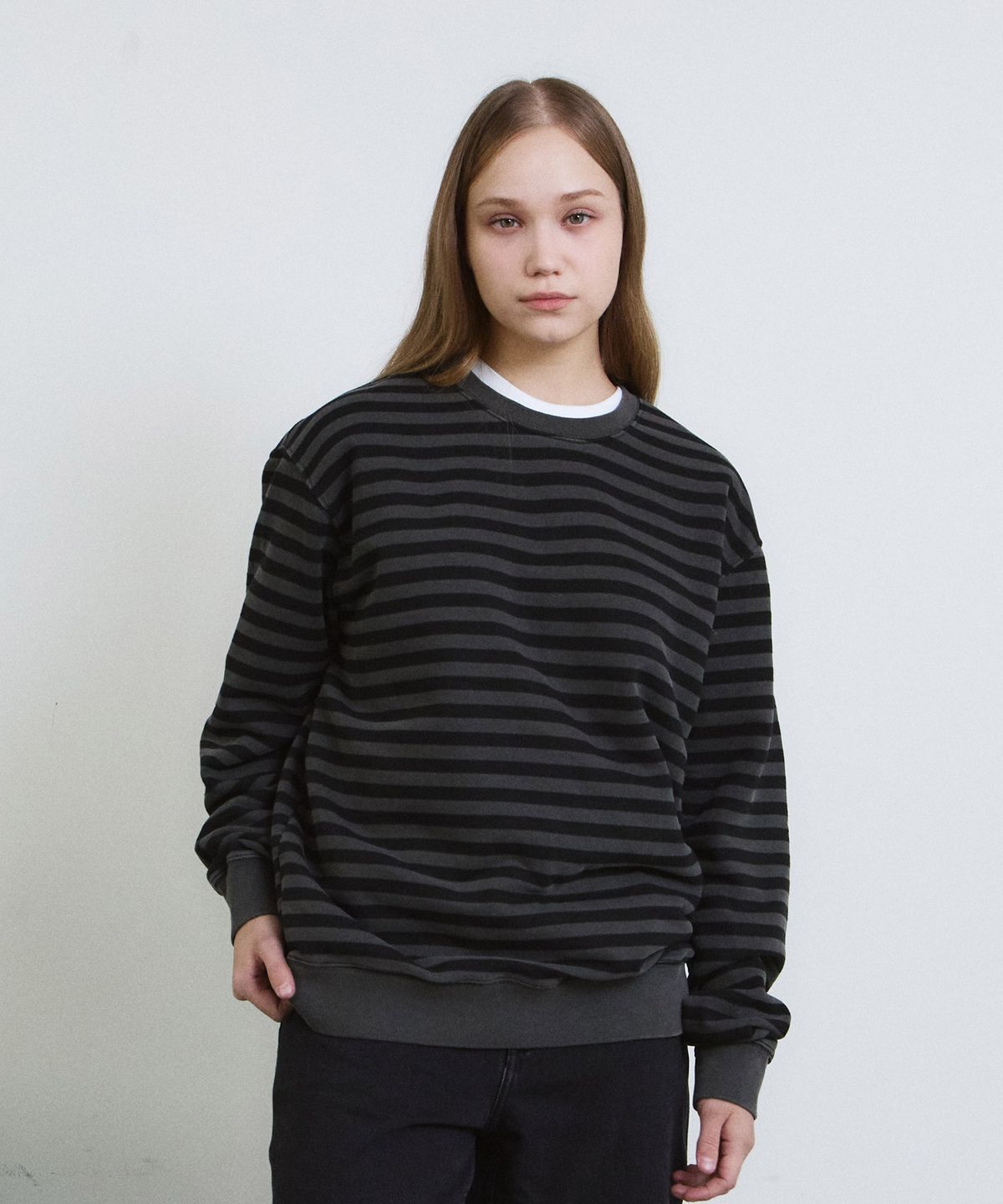 에이던엠(ADERNM) PIGMENT DYED STRIPE LINE SWEATSHIRT (CHARCOAL)