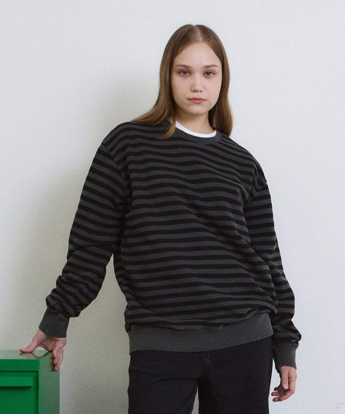 에이던엠(ADERNM) PIGMENT DYED STRIPE LINE SWEATSHIRT (CHARCOAL)