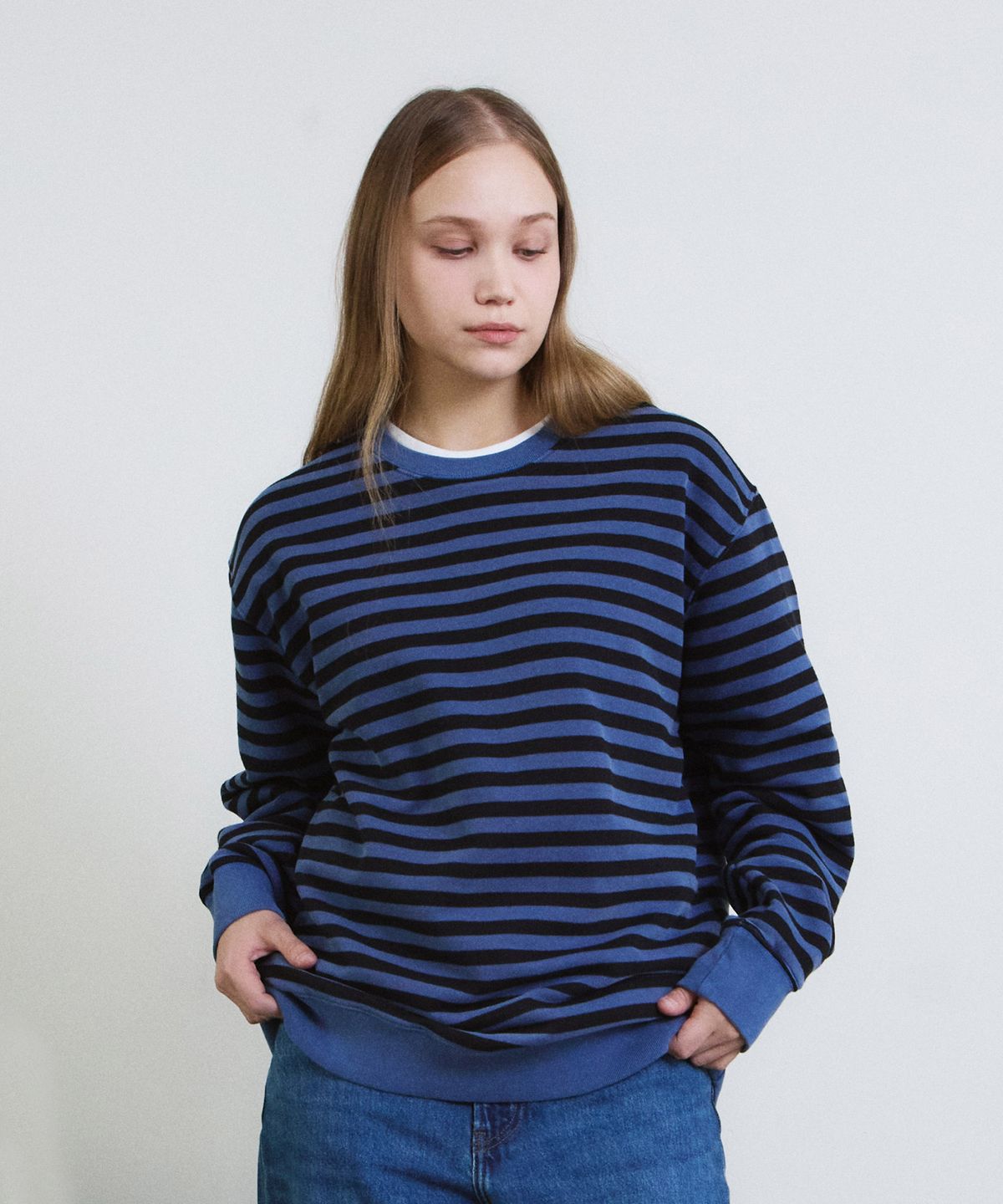 에이던엠(ADERNM) PIGMENT DYED STRIPE LINE SWEATSHIRT (BLUE)