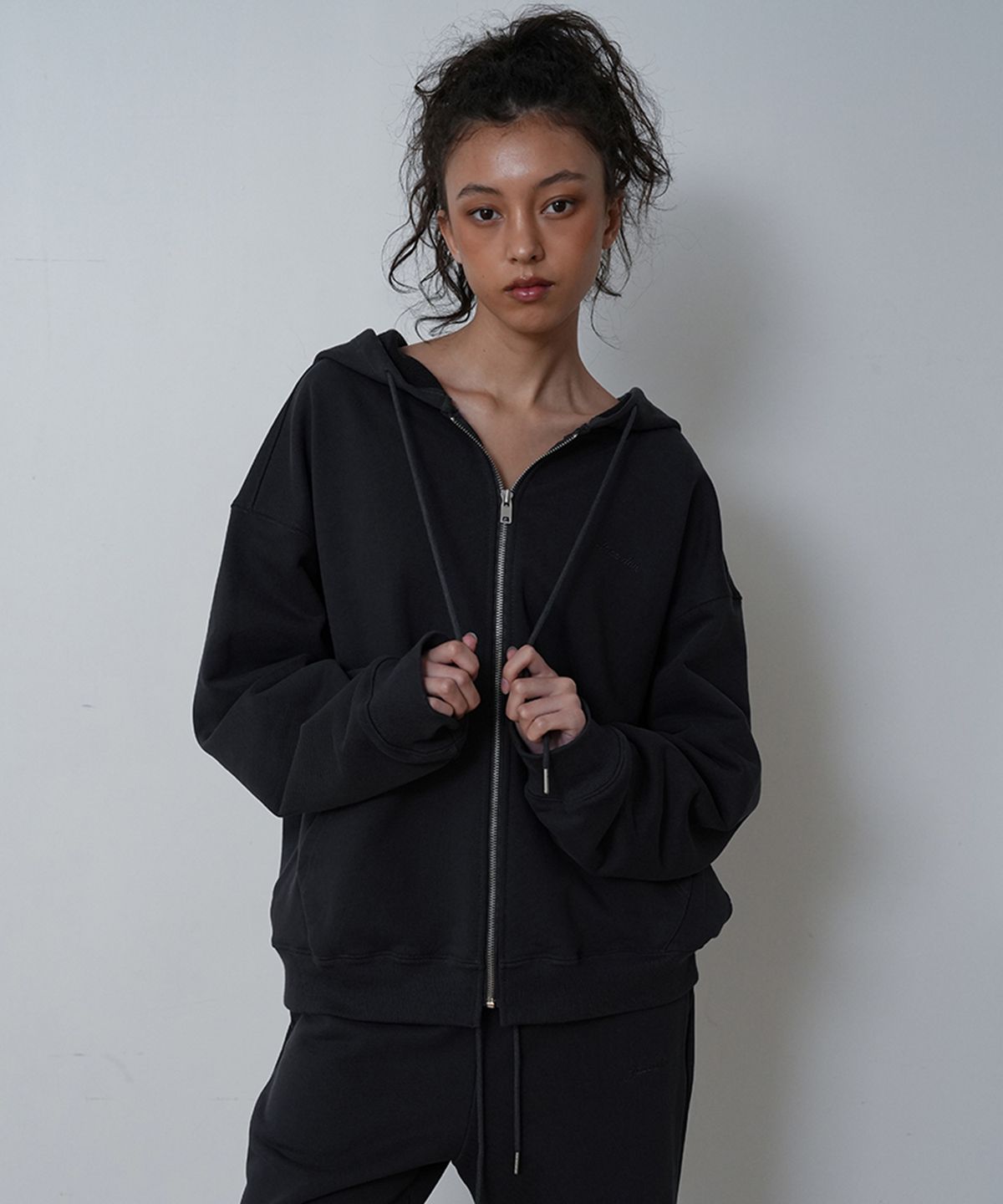 재즈드(JAZZED) CHARCOAL ZIP-UP HOODIE
