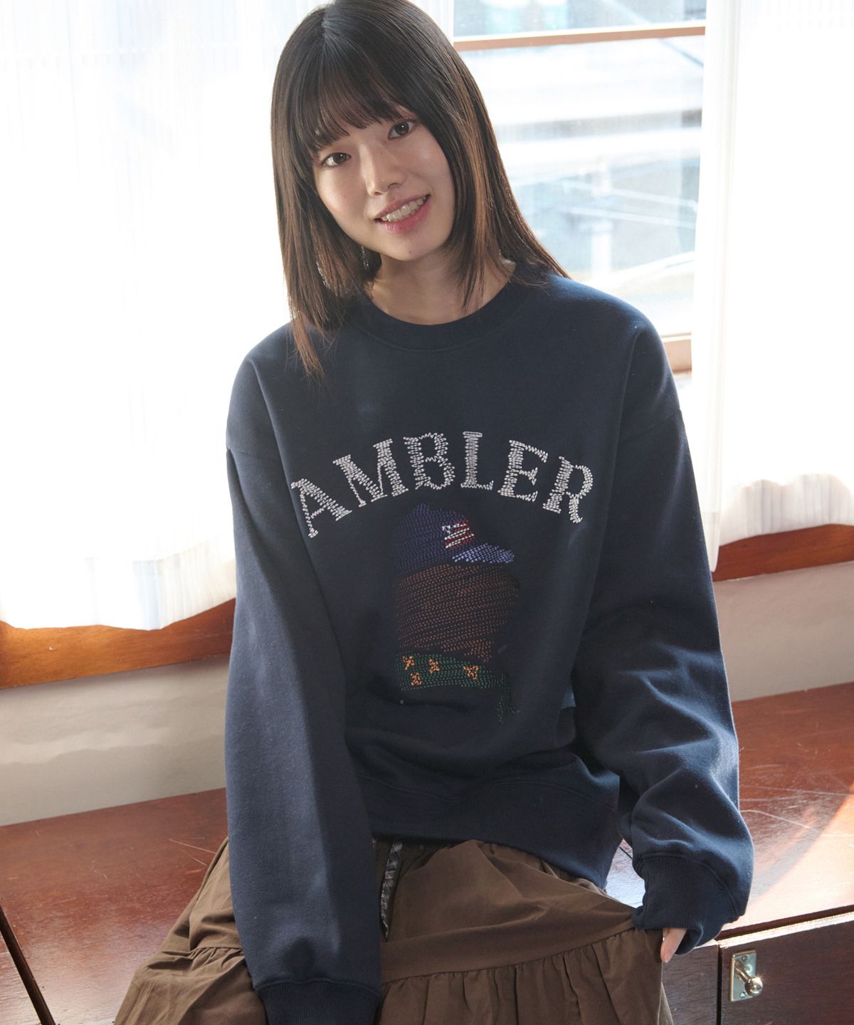 엠블러(AMBLER) Zigzag 자수 맨투맨 티셔츠 AMM1320 (네이비)