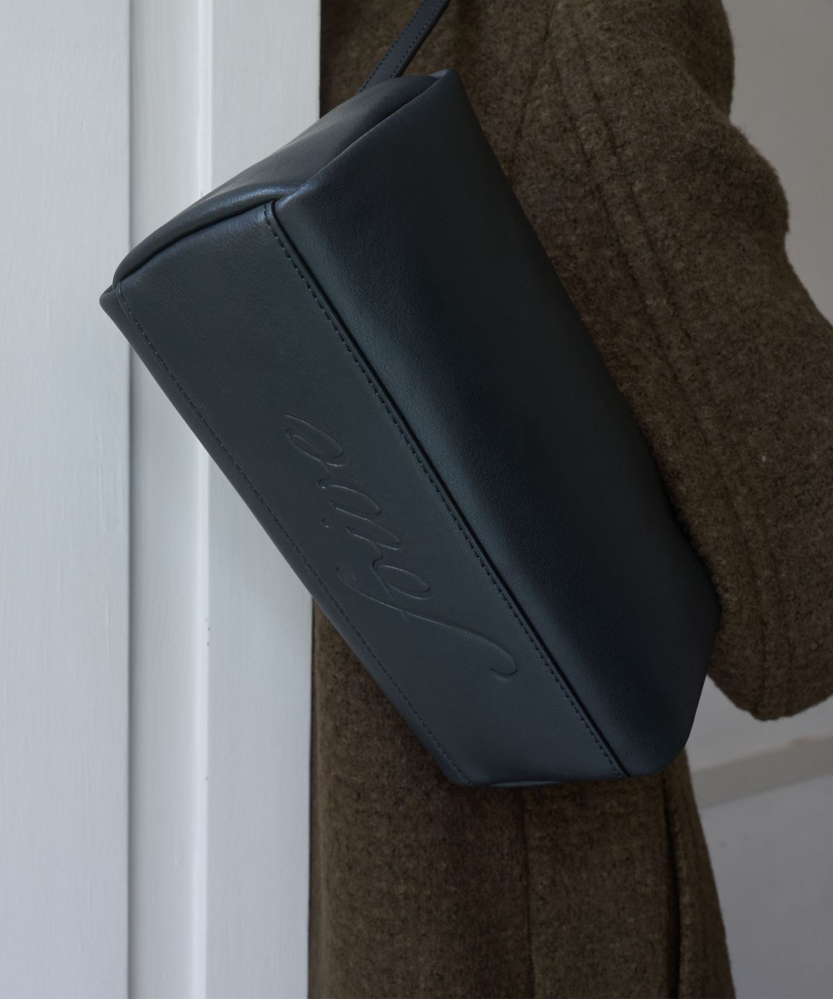 포이베(FOIVE) 멜로우 숄더 MELOU Shoulder Black