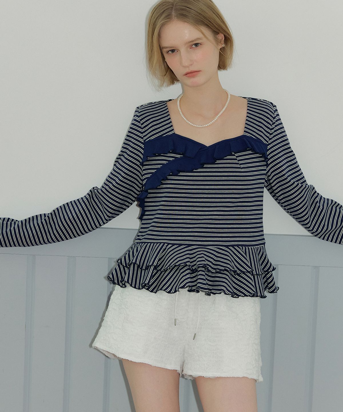 모어댄라이크(MORE THAN LIKE) FRILL STRIPE T-SHIRT - NAVY