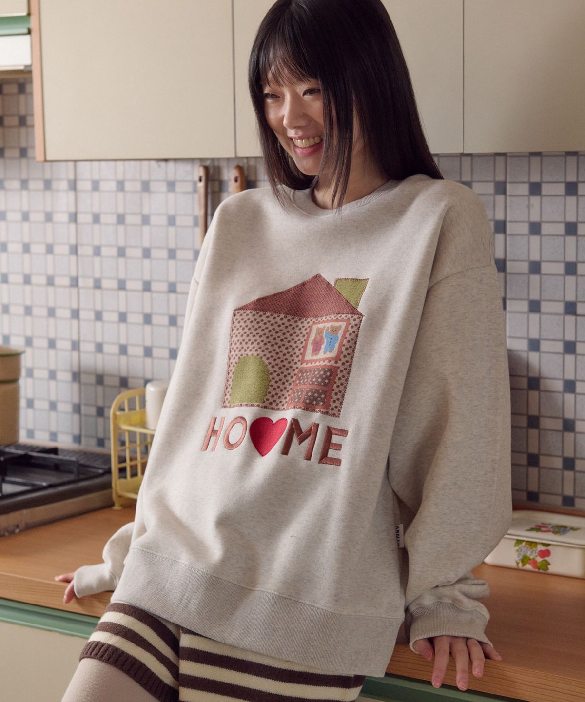 엠블러(AMBLER) Sweet home 아플리케 자수 맨투맨 티셔츠 AMM1323 (오트밀)