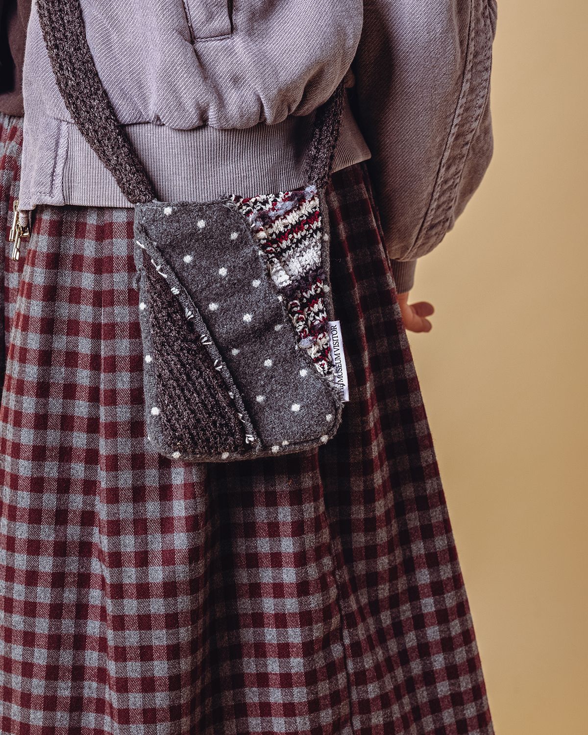 더뮤지엄비지터(THEMUSEUMVISITOR) PATCH WORK MINI CROSS BAG (CHARCOAL)