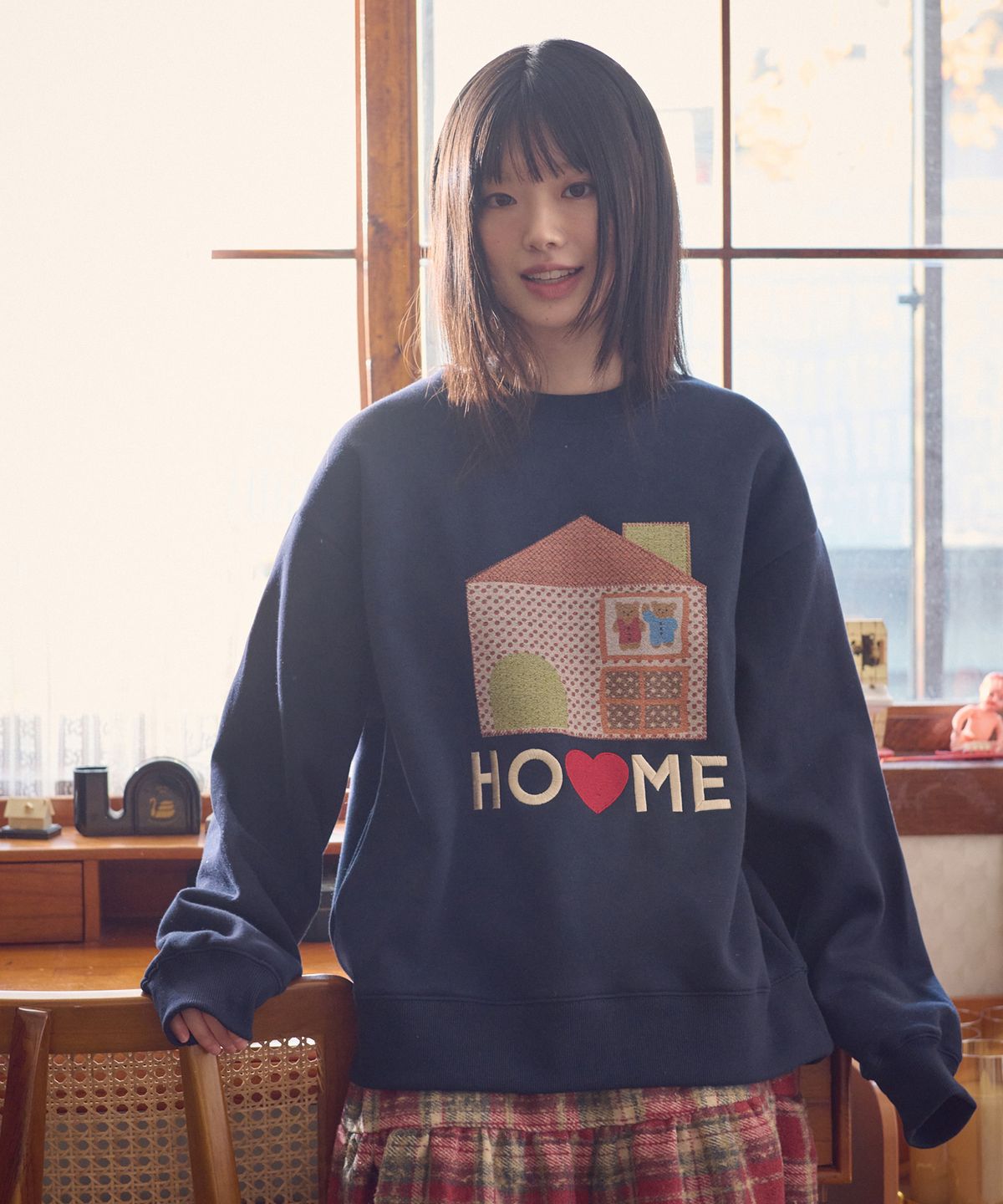 엠블러(AMBLER) Sweet home 아플리케 자수 맨투맨 티셔츠 AMM1323 (네이비)