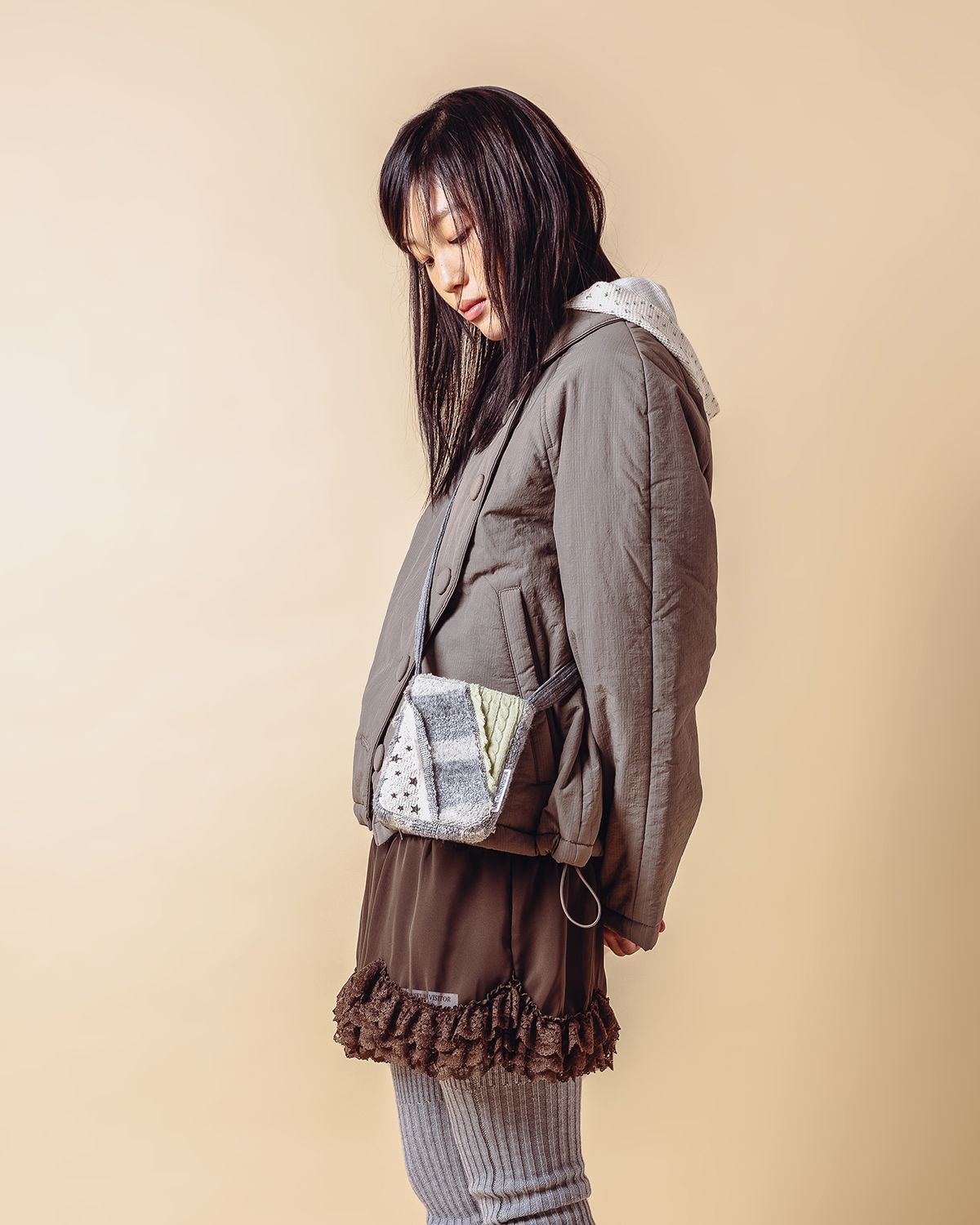 더뮤지엄비지터(THEMUSEUMVISITOR) PATCH WORK MINI CROSS BAG (LIGHT GREY)