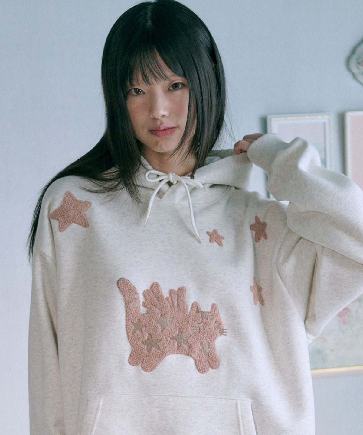 엠블러(AMBLER) ANGEL STAR CAT 부클 자수 후드 티셔츠 AHP1216 (오트밀)