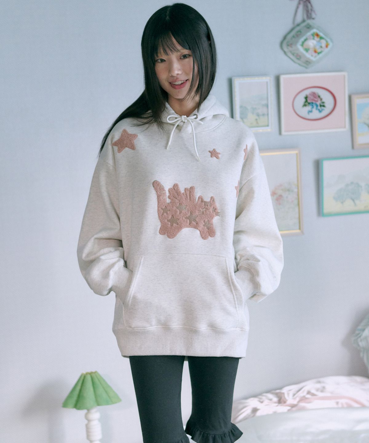 엠블러(AMBLER) ANGEL STAR CAT 부클 자수 후드 티셔츠 AHP1216 (오트밀)