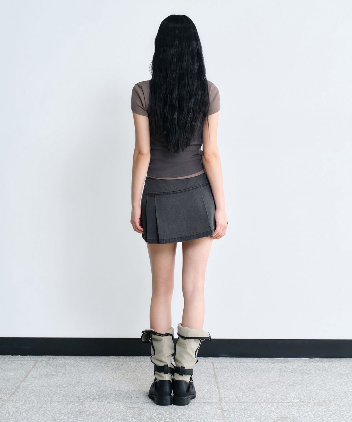무신사 스탠다드 우먼(MUSINSA STANDARD WOMAN) [언바운드 걸] 우먼즈 피그먼트 플리츠 미니 스코츠 [차콜 그레이]