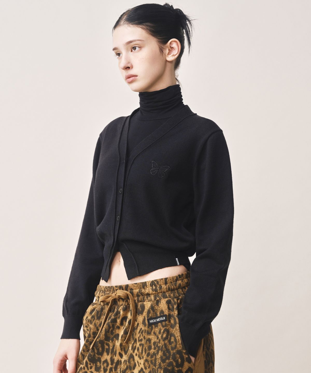 닉앤니콜(NICK&NICOLE) MINI BUTTERFLY SOFT V-CARDIGAN_BLACK