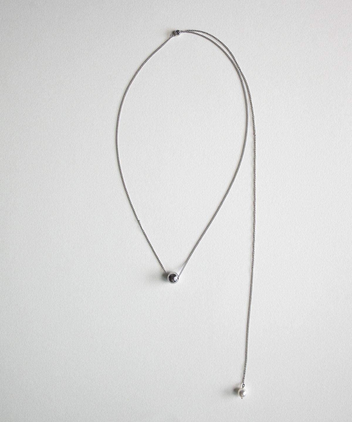 메리모티브(MERRYMOTIVE) Ball and Pearl long chain necklace