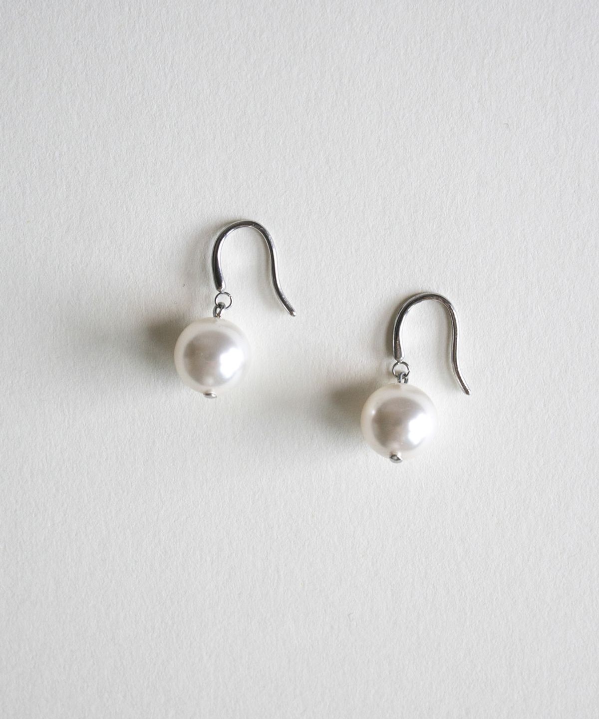 메리모티브(MERRYMOTIVE) White pearl drop earring