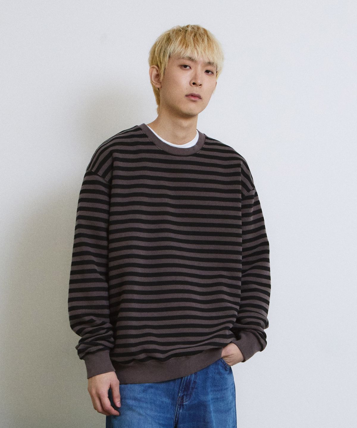 에이던엠(ADERNM) PIGMENT DYED STRIPE LINE SWEATSHIRT (MOCKA)