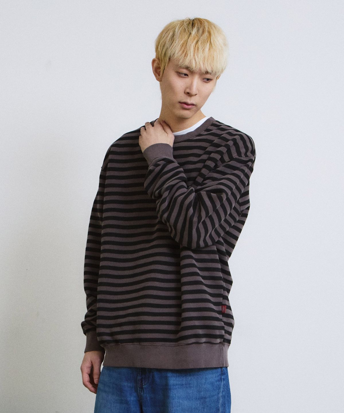 에이던엠(ADERNM) PIGMENT DYED STRIPE LINE SWEATSHIRT (MOCKA)