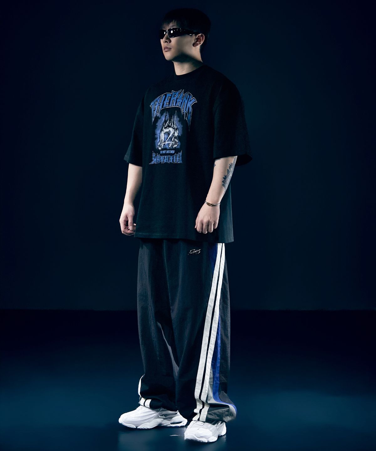 더랭크(THERANK) DIVIDED CHROME LOGO TRACK PANTS [BLACK / BLUE]