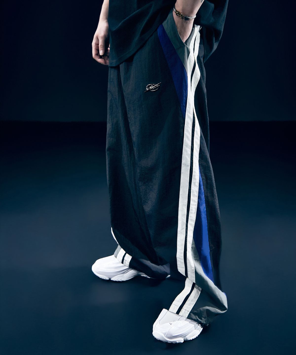 더랭크(THERANK) DIVIDED CHROME LOGO TRACK PANTS [BLACK / BLUE]