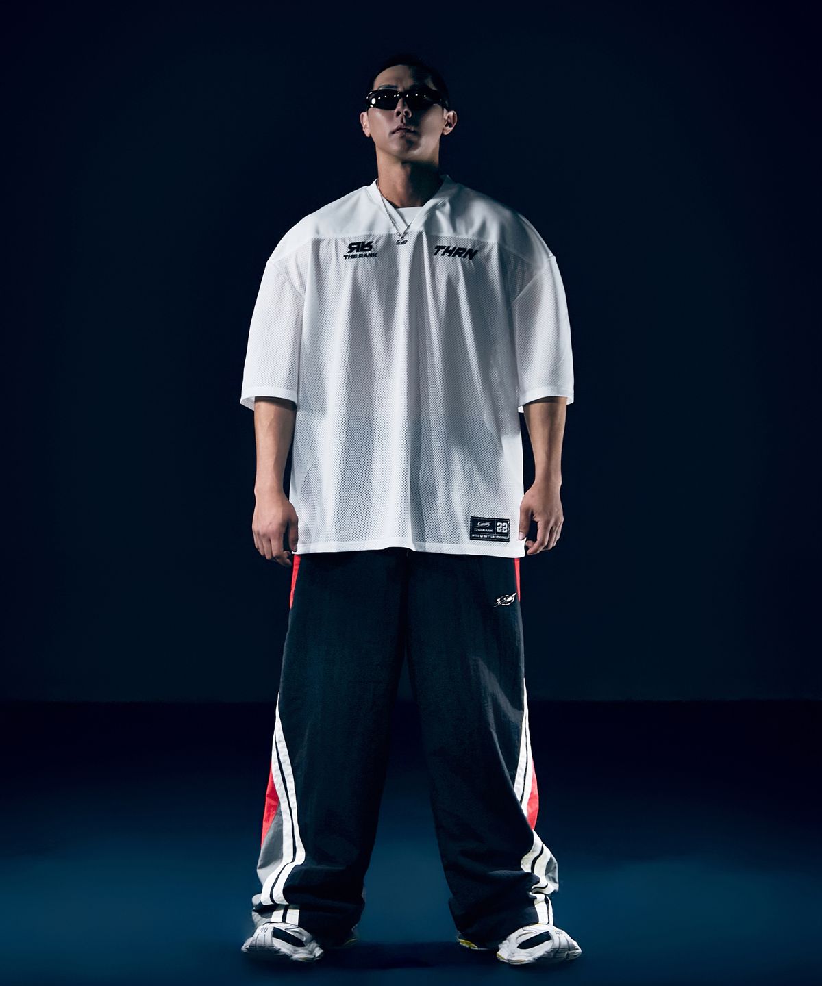 더랭크(THERANK) DIVIDED CHROME LOGO TRACK PANTS [BLACK / RED]