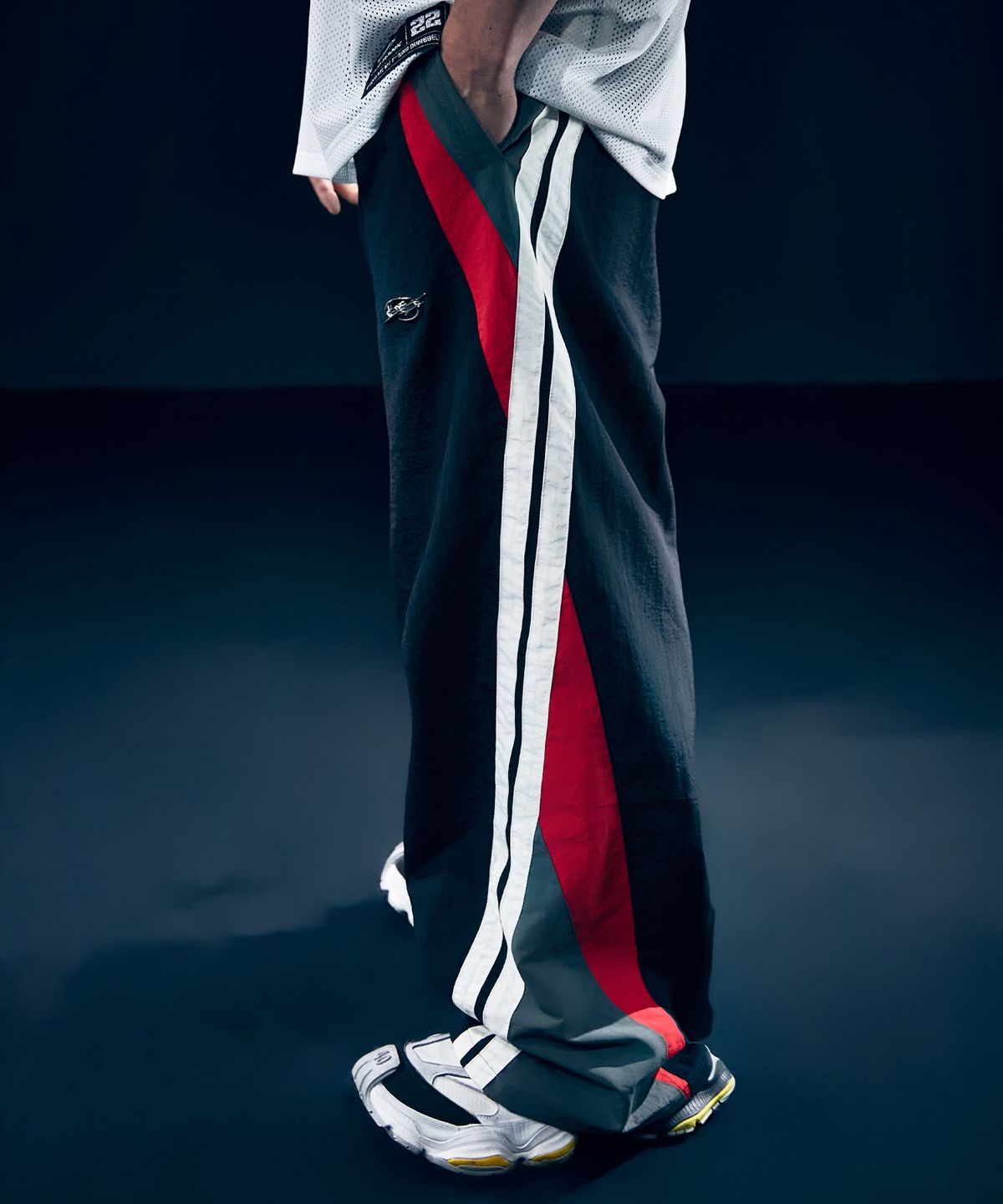 더랭크(THERANK) DIVIDED CHROME LOGO TRACK PANTS [BLACK / RED]