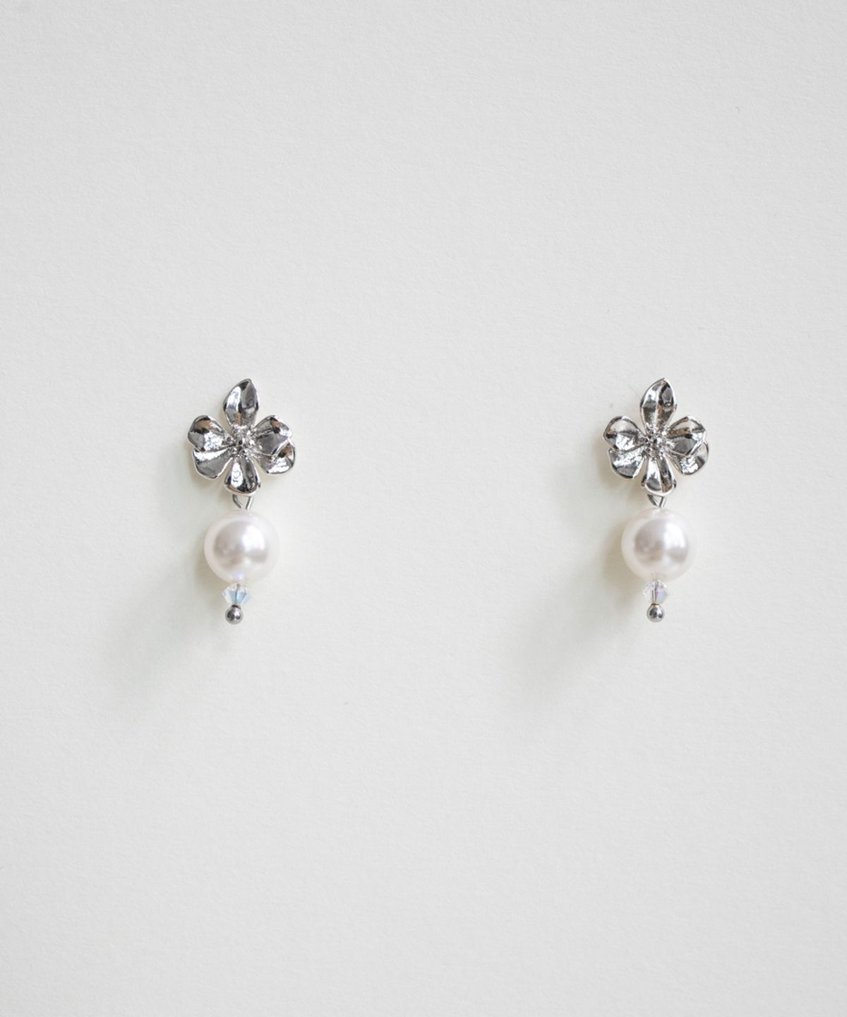 메리모티브(MERRYMOTIVE) Flower drop pearl earring