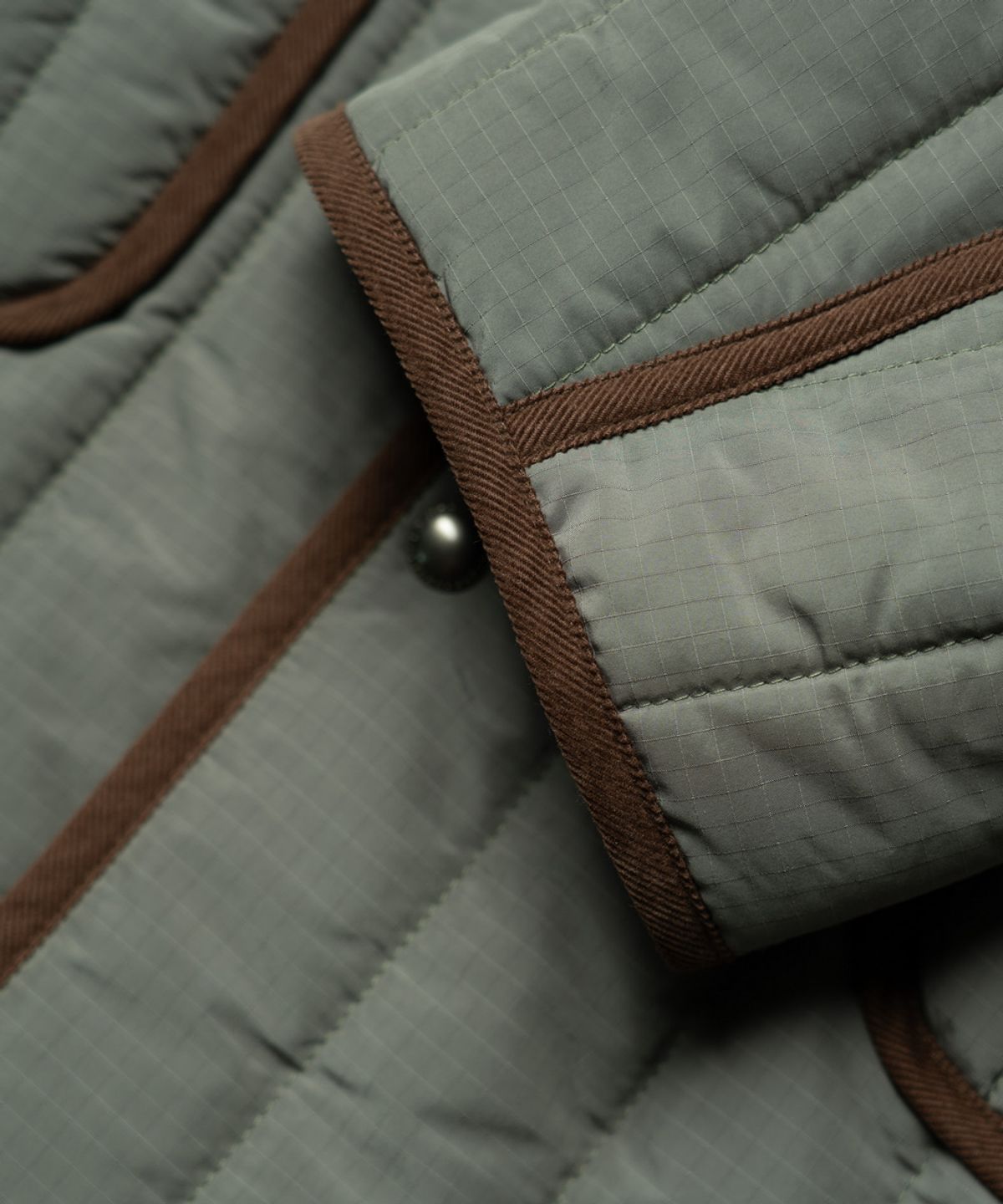 에든버러클럽(EDINBURGH CLUB) RIPSTOP HOODED VERTICAL QUILTED LONG JUMPER [L/KHAKI]