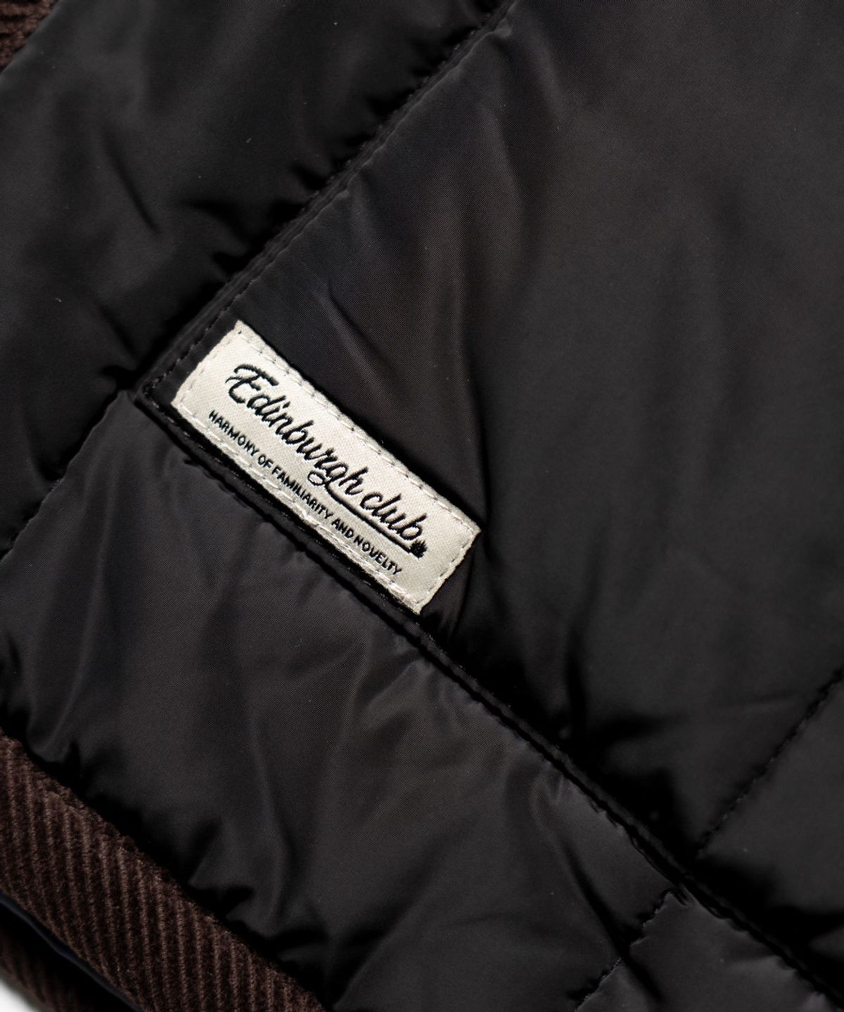 에든버러클럽(EDINBURGH CLUB) HOODED VERTICAL QUILTED MID JUMPER [BLACK]
