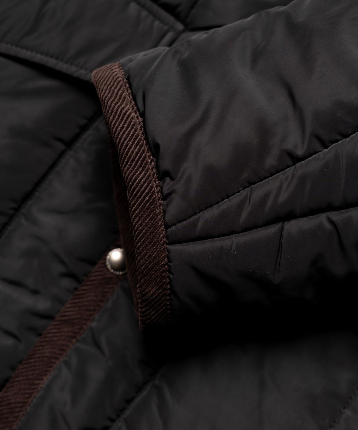 에든버러클럽(EDINBURGH CLUB) HOODED VERTICAL QUILTED MID JUMPER [BLACK]