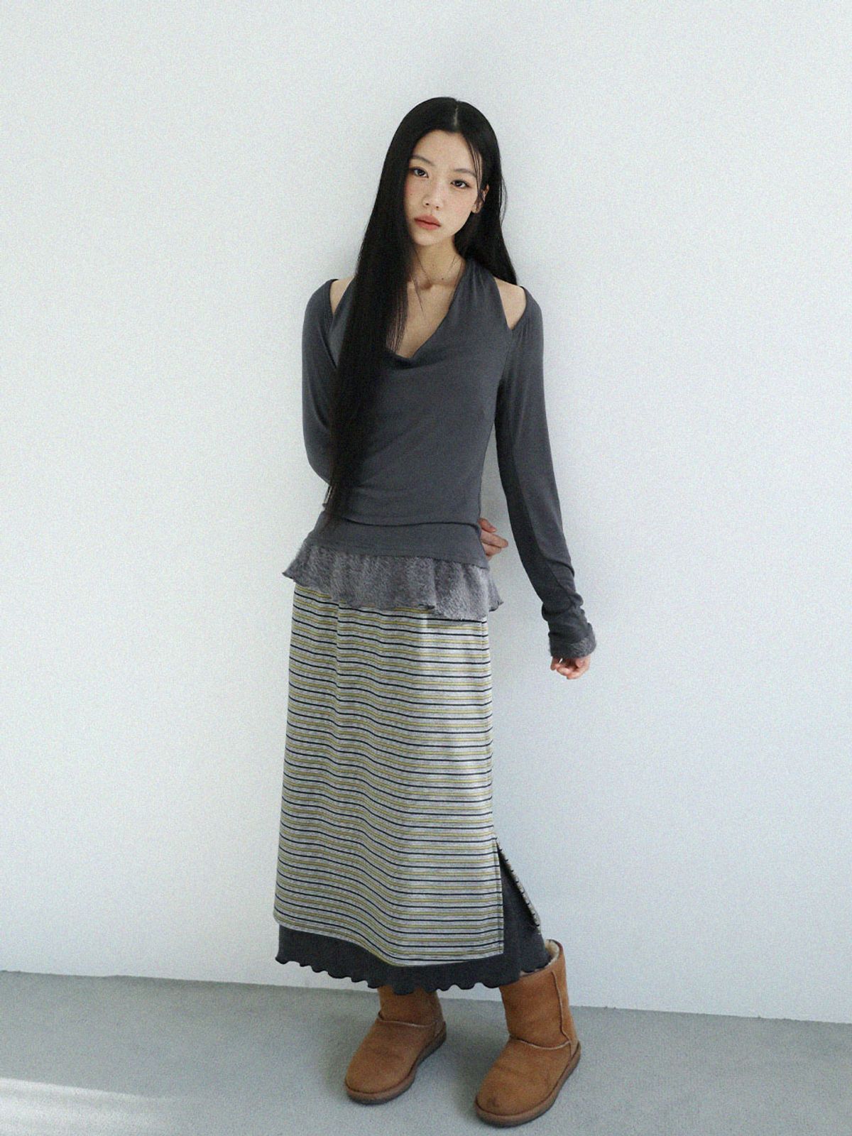 어글리쉐도우(UGLYSHADOW) 스카프 퍼 프릴 티셔츠(차콜)