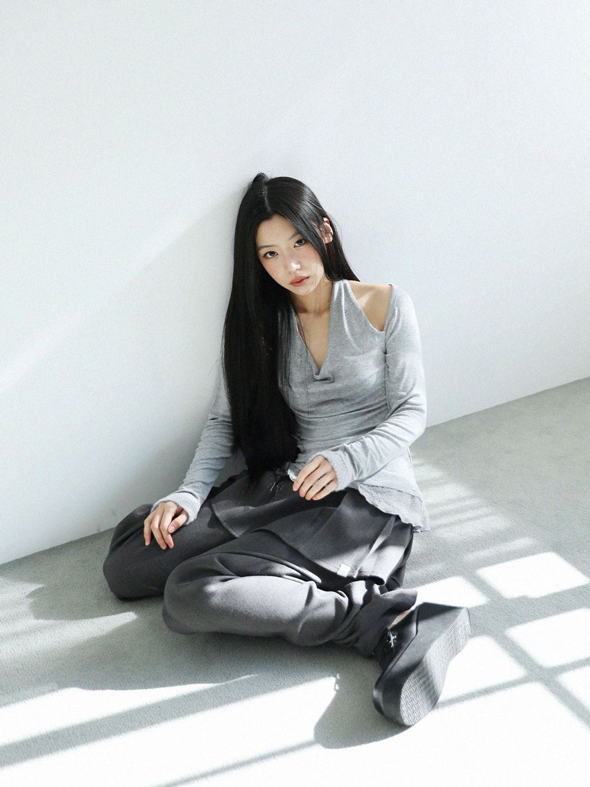 어글리쉐도우(UGLYSHADOW) 스카프 퍼 프릴 티셔츠(그레이)