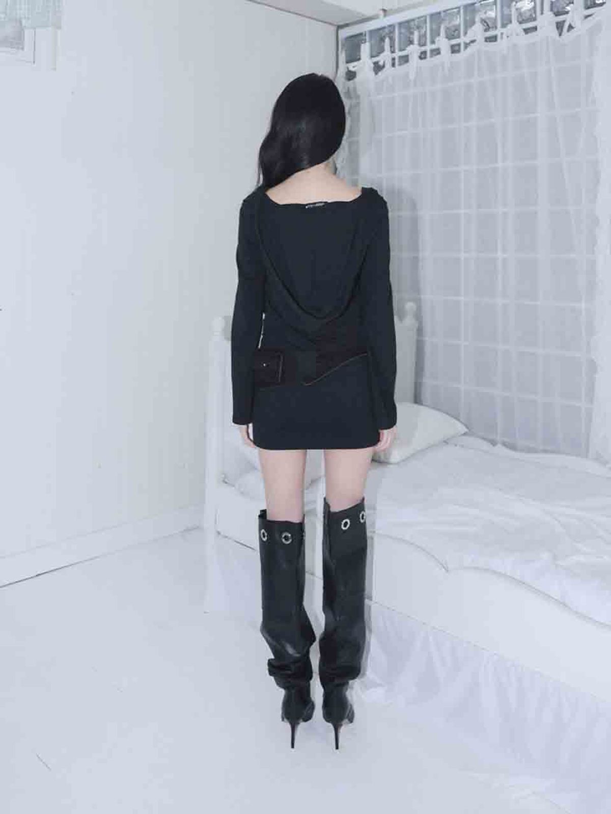 엘프엘프엘프 아카이브스(ELFELFELF ARCHIVES) 드래이프 후디 드레스 [블랙]