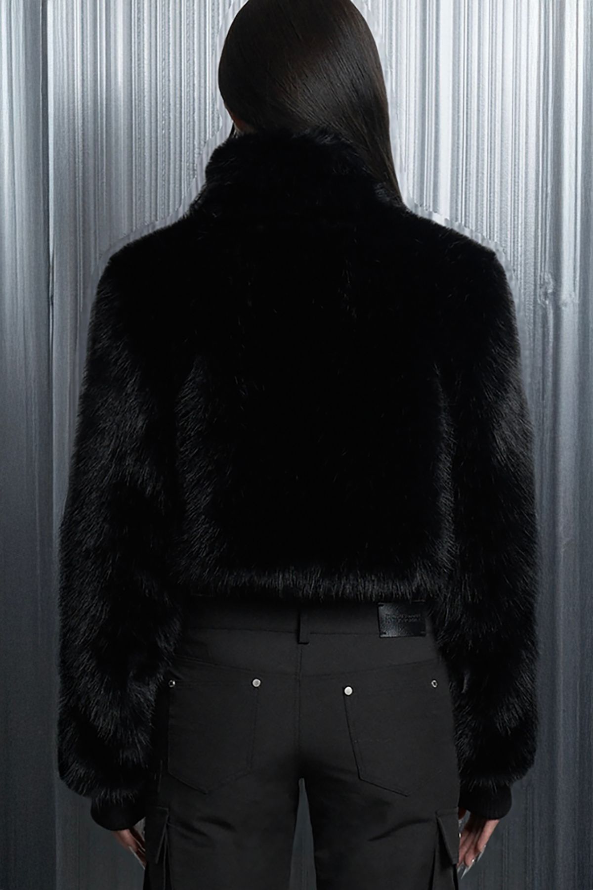 에트오소메(ETRE AU SOMMET) Contrast Faux-Fur Crop Jacket (Black)
