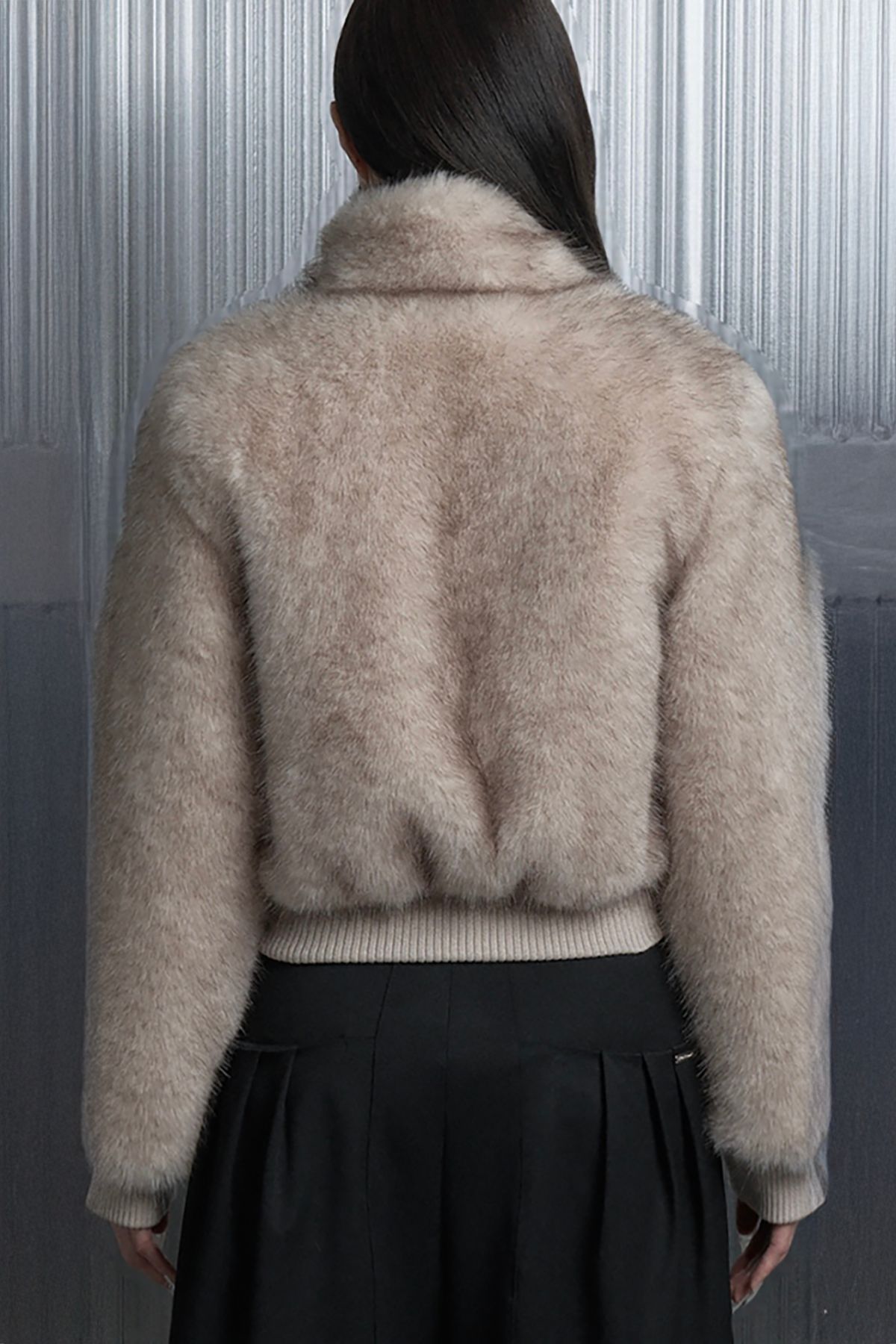 에트오소메(ETRE AU SOMMET) Contrast Faux-Fur Crop Jacket (Beige)