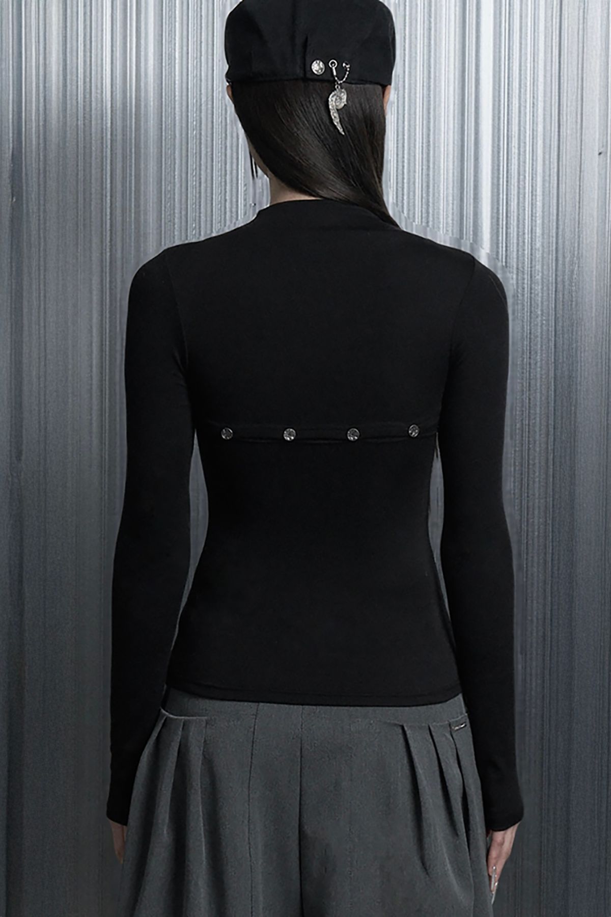 에트오소메(ETRE AU SOMMET) On-Off Button Split Long Sleeve Tee (Black)