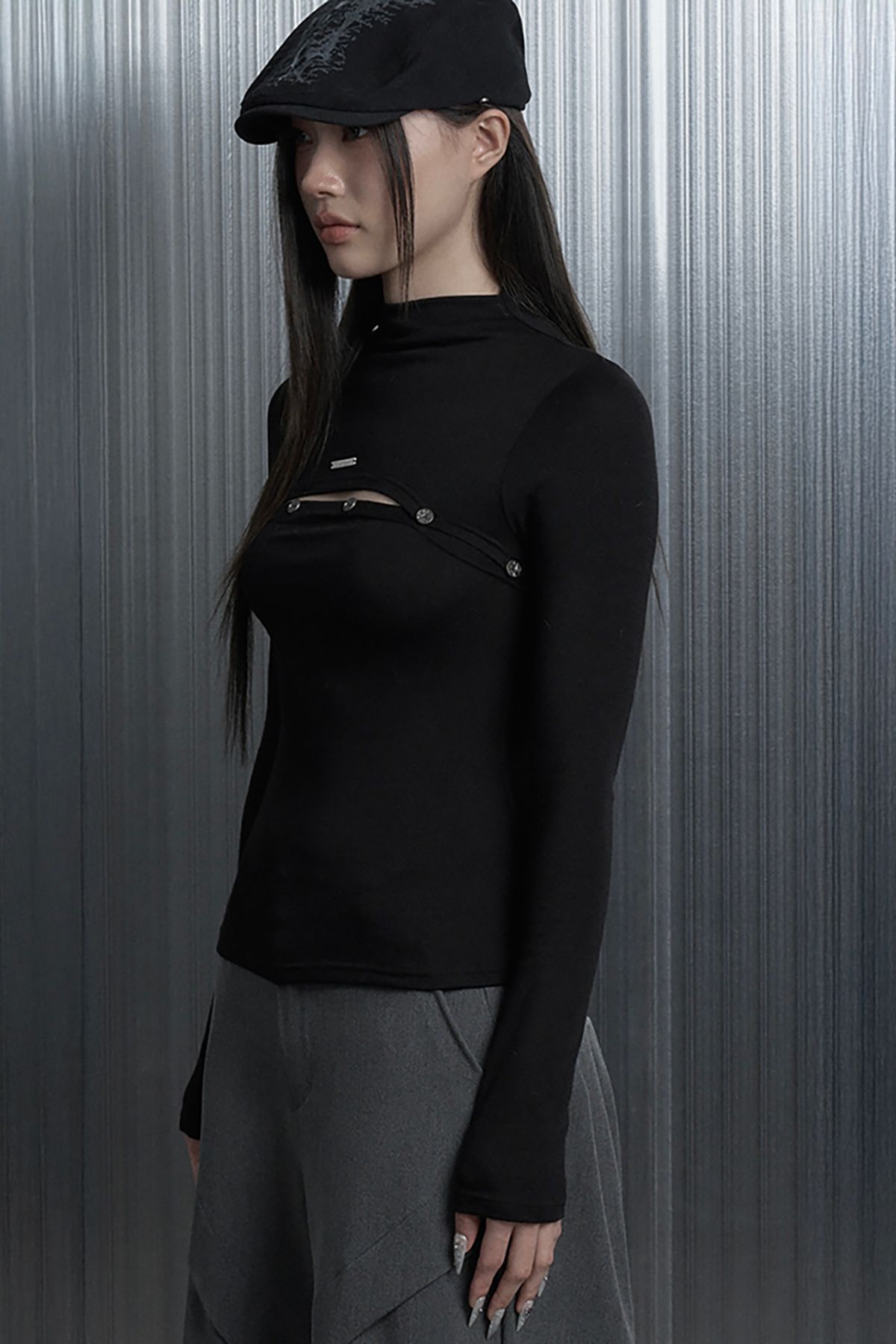 에트오소메(ETRE AU SOMMET) On-Off Button Split Long Sleeve Tee (Black)