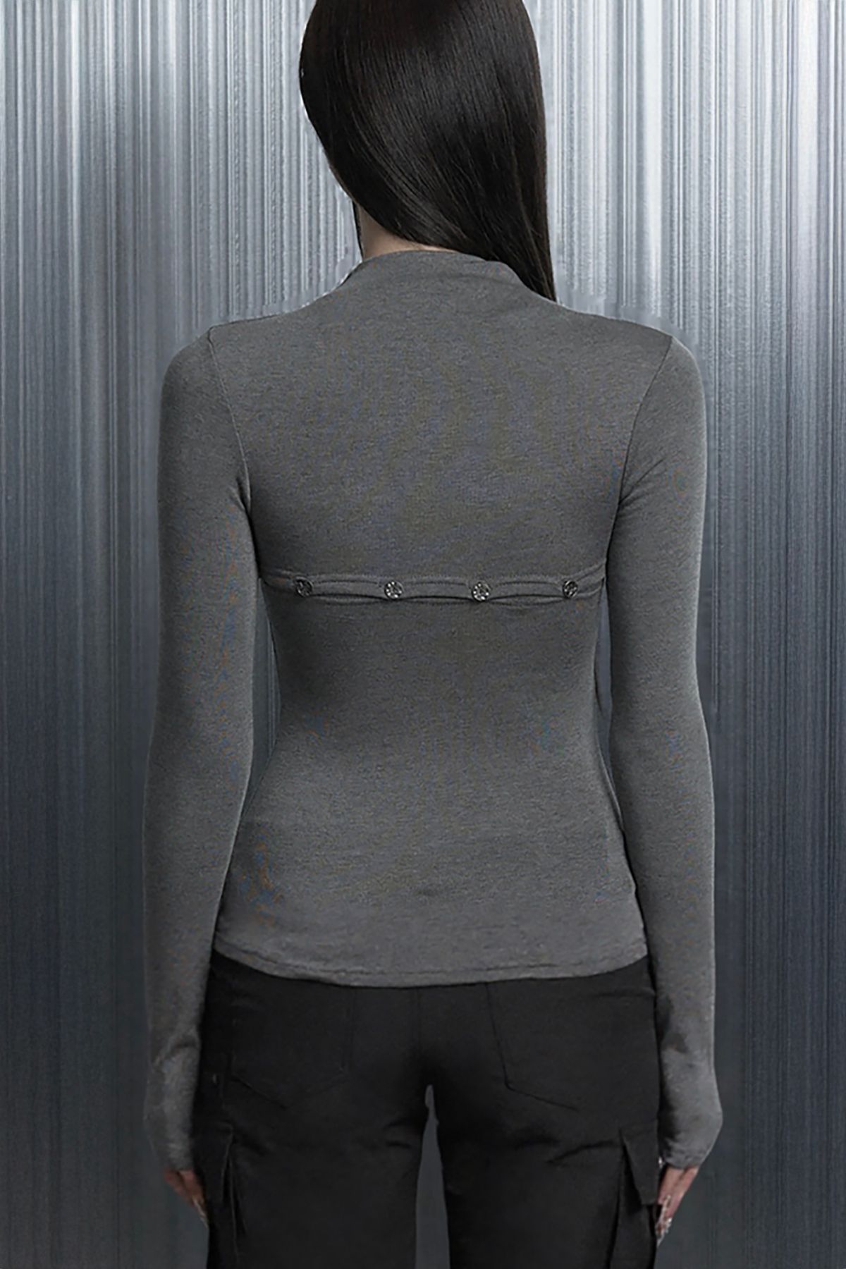 에트오소메(ETRE AU SOMMET) On-Off Button Split Long Sleeve Tee (Gray)