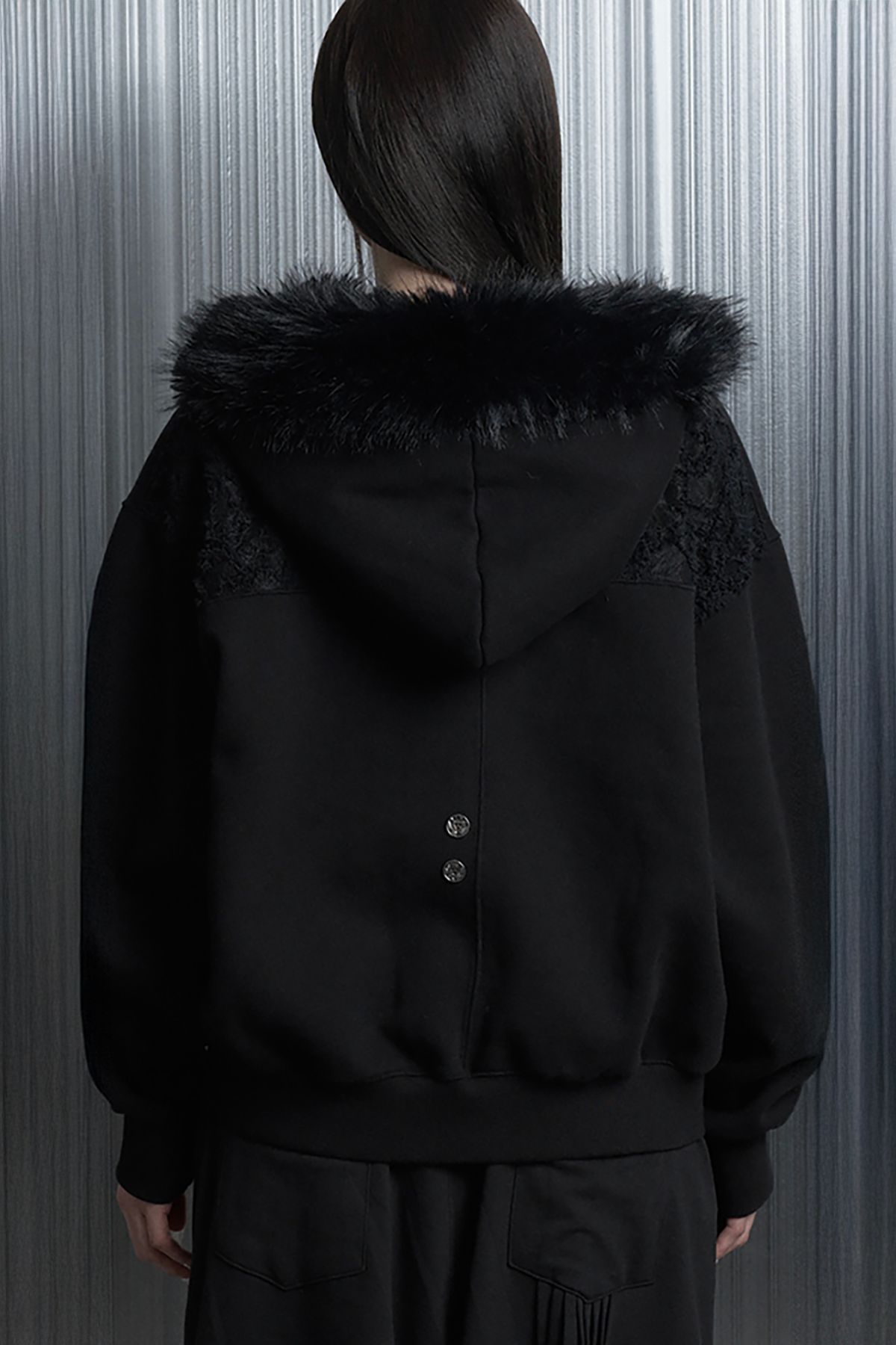 에트오소메(ETRE AU SOMMET) Printing Lace Soft Fur Hood Zip-Up (Black)