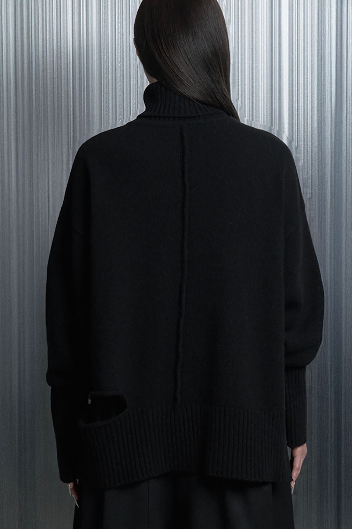 에트오소메(ETRE AU SOMMET) Soft Rib Cut Out Pin Point Turtleneck Knit (Black)