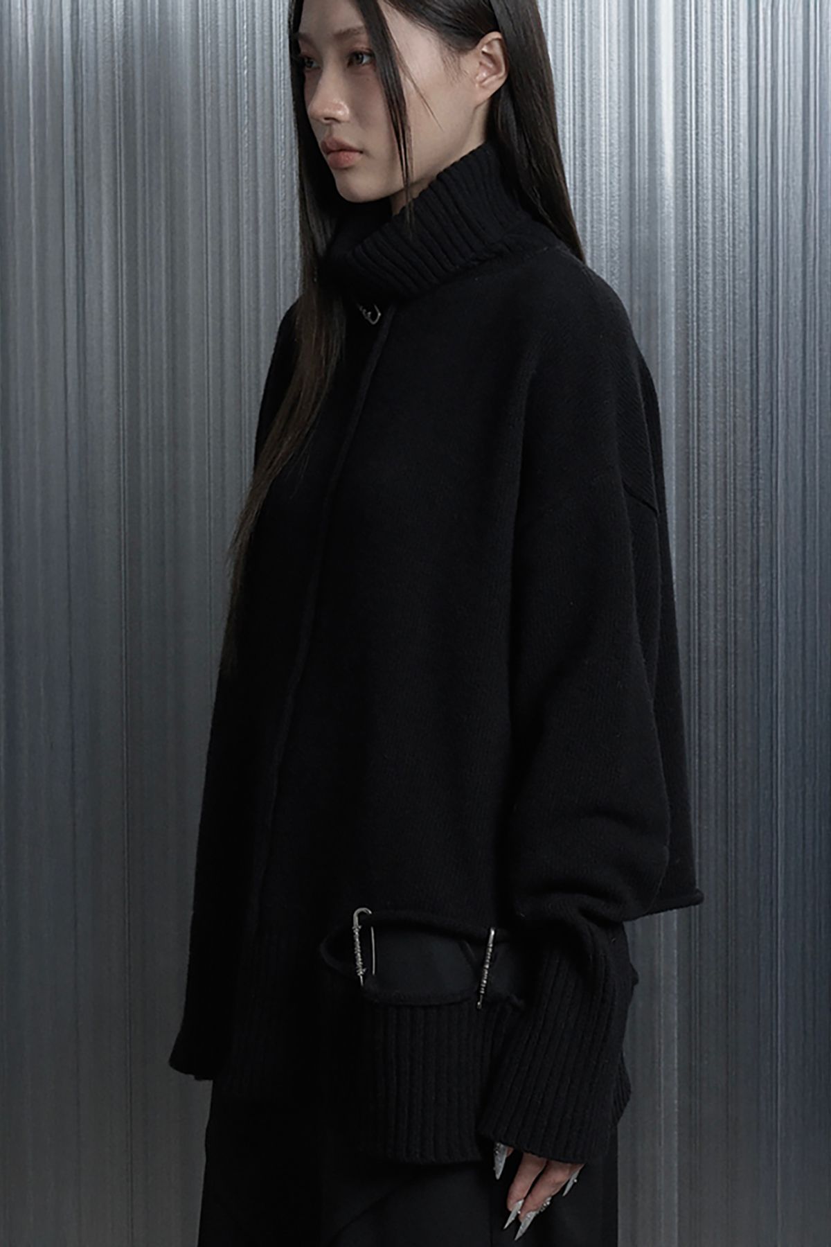 에트오소메(ETRE AU SOMMET) Soft Rib Cut Out Pin Point Turtleneck Knit (Black)