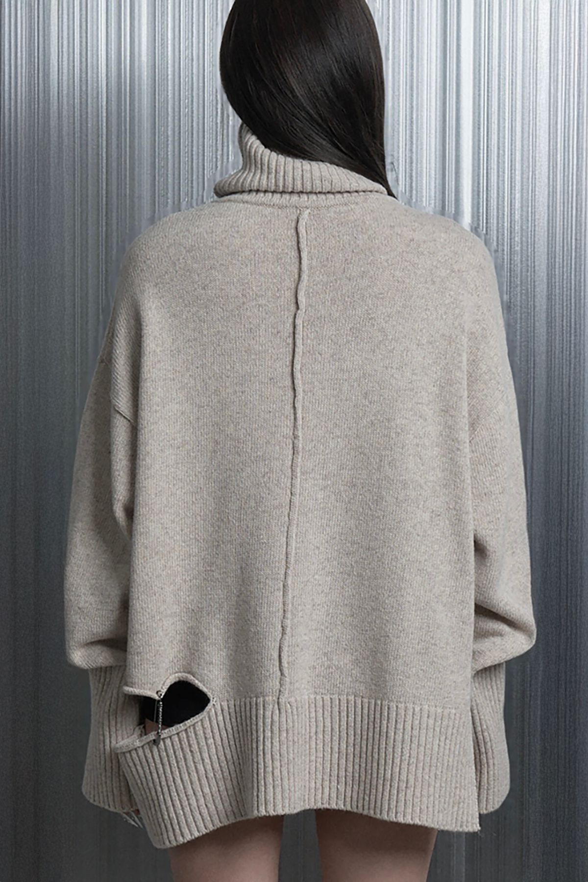 에트오소메(ETRE AU SOMMET) Soft Rib Cut Out Pin Point Turtleneck Knit (Beige)
