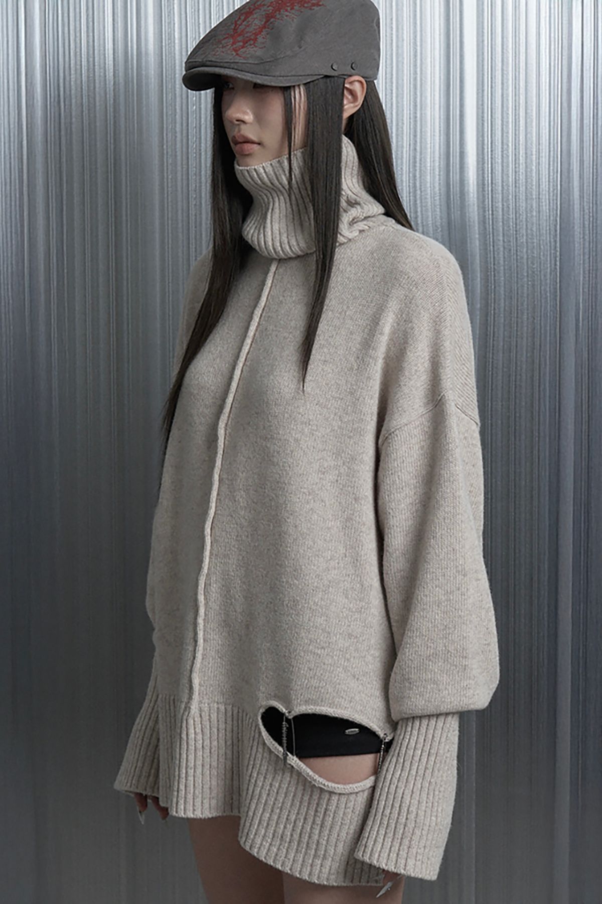 에트오소메(ETRE AU SOMMET) Soft Rib Cut Out Pin Point Turtleneck Knit (Beige)
